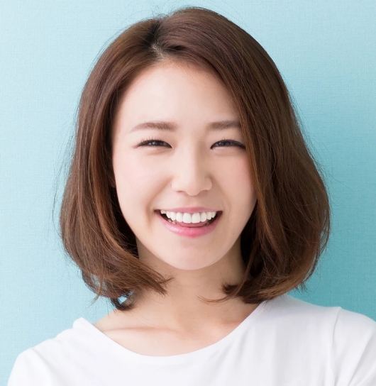 白い歯の女性